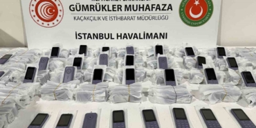 Cep telefonlarını ’kablo’ diye yurda sokarken yakalandılar