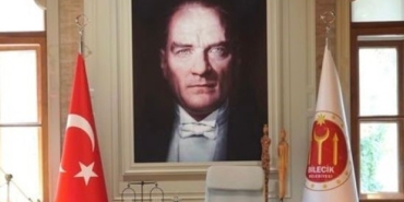 CHP’li başkanın Bilecik’te durmadığını iddia ederek boş koltuklu makam odasının fotoğrafını paylaştı