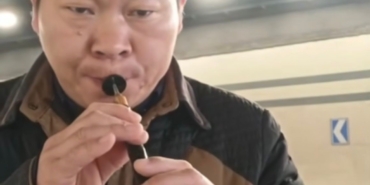 Çinlinin yol kenarında zurna çalmasının sebebi ortaya çıktı: Aşk acısı değil hobisi