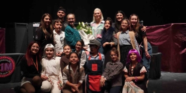 Çocuklar ve büyükler tiyatroda buluştu