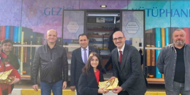 Çocuklarla bir araya gelerek, kitap armağan etti