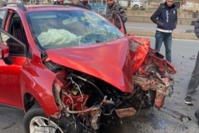 D-100’de feci kaza: Otomobilin motoru yola savruldu