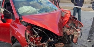 D-100’de feci kaza: Otomobilin motoru yola savruldu