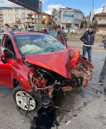 D-100’de feci kaza: Otomobilin motoru yola savruldu