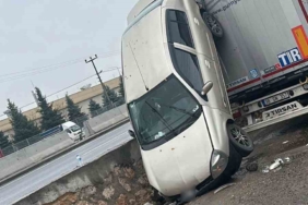 D-100’de ilginç kaza: Bariyerleri aşan otomobil, tırın dorsesine asılı kaldı