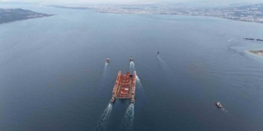 Dev Yüzer Havuz ‘Dourado’ Çanakkale Boğazı’ndan geçiyor