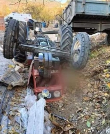 Devrilen traktörün altında kalan genç hayatını kaybetti