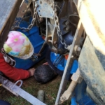 Devrilen traktörün altında kalan sürücü yaralandı