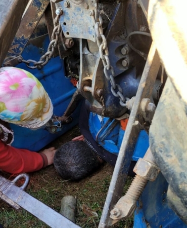 Devrilen traktörün altında kalan sürücü yaralandı