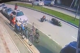 Devrilerek 300 metre sürüklenen motosiklet kazası kamerada