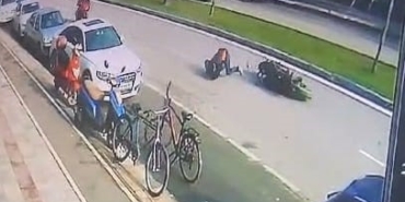 Devrilerek 300 metre sürüklenen motosiklet kazası kamerada
