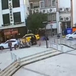 Direğin yayaların üzerine devrildiği kaza kamerada