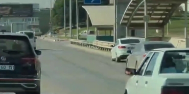 Direksiyon başında fenalaştı, bir sağa bir sola çarptı: O anlar kamerada