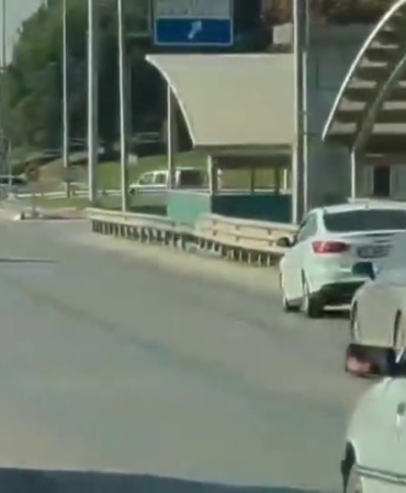 Direksiyon başında fenalaştı, bir sağa bir sola çarptı: O anlar kamerada