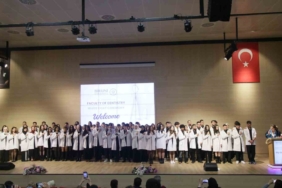 Diş hekimliği öğrencileri önlüklerini giydi