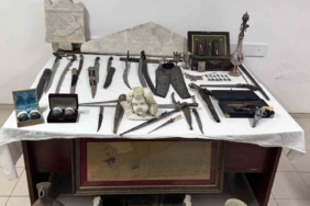 Durdurulan araçtan kaftandan kılıçlara çok sayıda eser çıktı