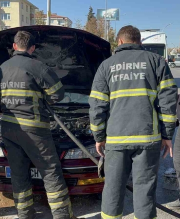 Edirne’de alev alan otomobilini gözyaşlarıyla izlediler