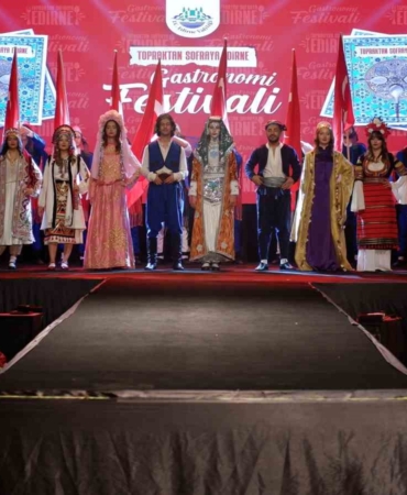 Edirne’de Rumeli kıyafetlerinden oluşan defile ilgi gördü