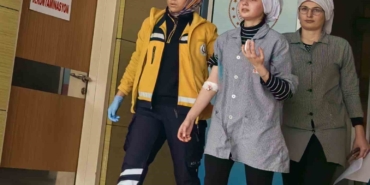 Elini dokuma makinesine kaptırdı