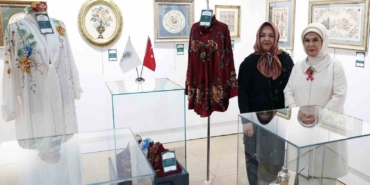 Emine Erdoğan, Çınar Uluslararası Kültür ve Sanat Derneği’nin karma sergisinin açılışını yaptı