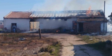 Enez’de çıkan yangında 15 ton buğday ve 500 saman balyası küle döndü