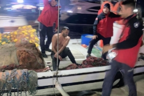 Erdek limanında suya atlayan genç, balıkçılar tarafından kurtarıldı