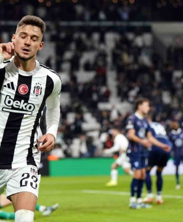 Ernest Muçi gollerine devam ediyor