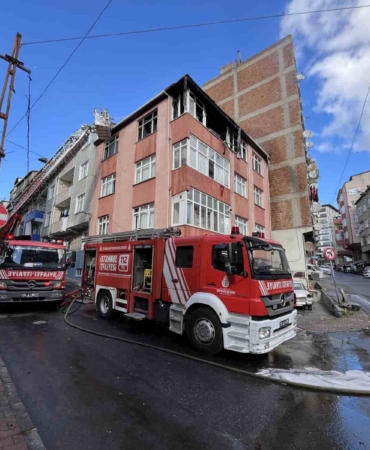 Esenler’de 4 katlı apartmanda korkutan yangın