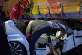 Esenyurt’ta feci kaza... Tırın altında kalan otomobil hurdaya döndü: 1 ağır yaralı