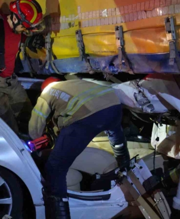 Esenyurt’ta feci kaza... Tırın altında kalan otomobil hurdaya döndü: 1 ağır yaralı
