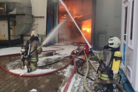 Esenyurt’ta sağlık malzemeleri üreten fabrikanın deposunda korkutan yangın