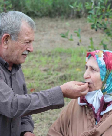 Eşinin rahatsızlığı için ektiği meyvenin taleplerine yetişemiyor