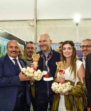 Eski Bakan Soylu, İstanbul’da vatandaşlara Taşköprü sarımsağı dağıttı