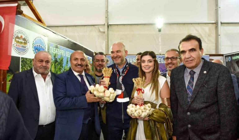 Eski Bakan Soylu, İstanbul’da vatandaşlara Taşköprü sarımsağı dağıttı