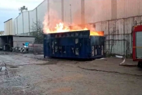 Fabrikanın geri dönüşüm konteynırı yandı