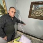 Fatih’te antika dükkanını lağım suyu bastı, esnaf kendi imkanlarıyla suyu dışarı attı