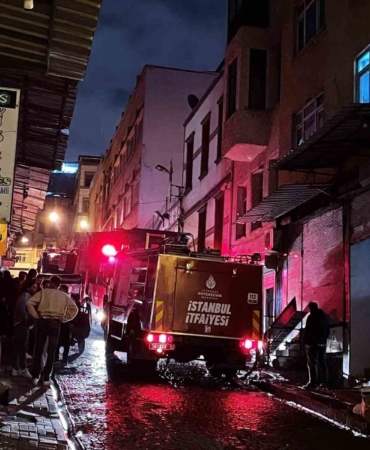 Fatih’te ayakkabı imalathanesinde korkutan yangın