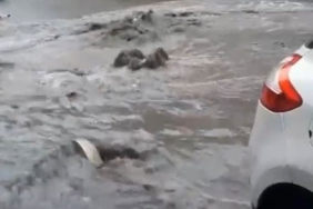 Fatih’te sağanak yağış başladı, Bayrampaşa’da rögar taştı