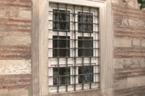 Fatih’teki 439 yıllık Mehmed Ağa Camii’ne plastik pencere takıldı, tarihi külliyenin hamamı harabeye döndü