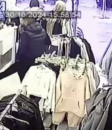Fenerbahçeli taraftar grubu üyelerinin, bir kişiyi darp ettiği görüntüler ortaya çıktı