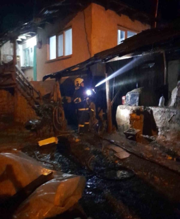 Fırında başlayan yangın evlere sıçramadan söndürüldü