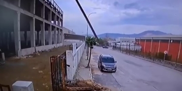 Fırtına uçurdu, çelik ok gibi saplandı