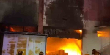 Fırtınanın etkisiyle büyüyen fabrika yangını kontrol altına alındı