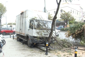 Freni boşalan kamyon kaldırıma girdi; o anlar kamerada