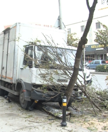 Freni boşalan kamyon kaldırıma girdi; o anlar kamerada