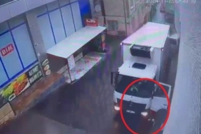 Freni boşalan kamyonun kapısında asılı kaldı... Korku dolu anlar kamerada