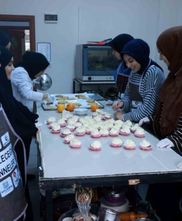 Geleceğin anne adayları mutfakta becerilerini sergiledi