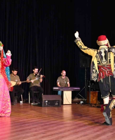 Gençler Sahnede Müzik ve Kültürü Buluşturdu