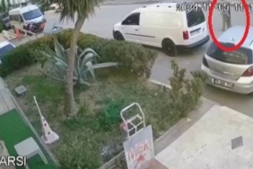 Geri manevra yapan araç yaşlı adama çarptı