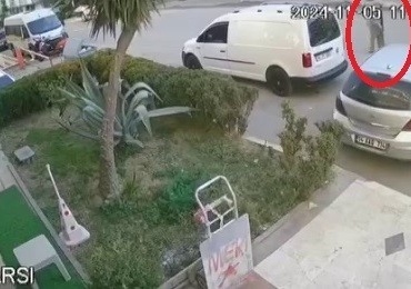 Geri manevra yapan araç yaşlı adama çarptı